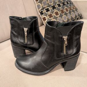 Black Ankle Leather Boots with Chunky Heel and Side Zipper